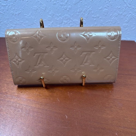 Authentic Louis Vuitton Vernis Porte
Long Bifold Wallet - Picture 12 of 14